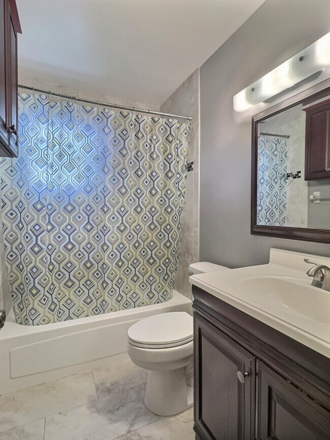 Building Photo - 3831 Cocoplum Cir