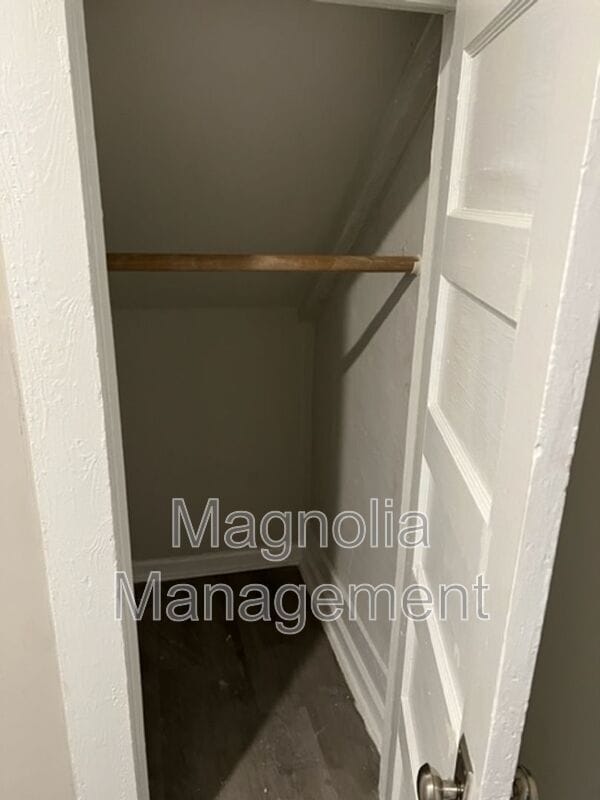 Building Photo - 214 Walnut St