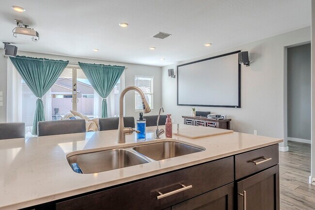 Building Photo - 9935 E Thornbush Ave