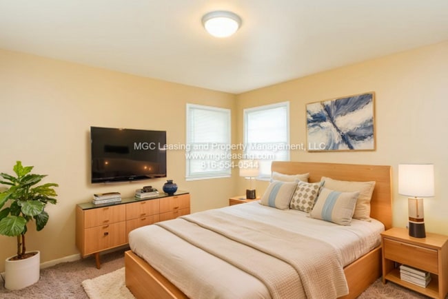 Building Photo - Perfect location with fenced in back yard!