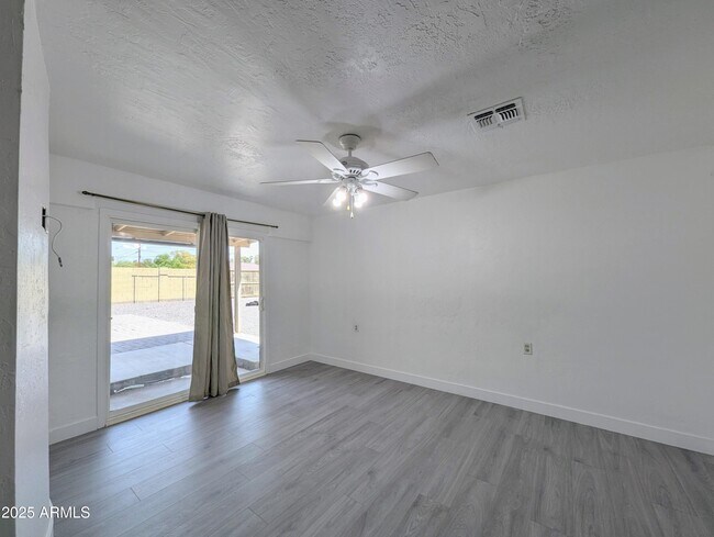 Building Photo - 2443 E Earll Dr