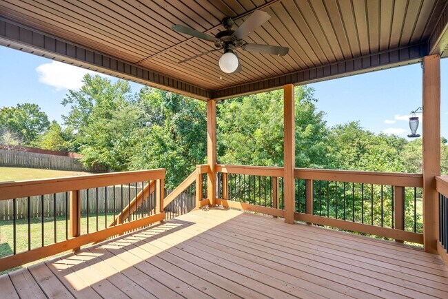 Building Photo - Pet Friendly Three Bedroom!