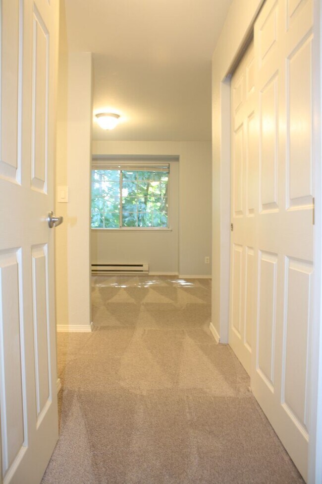 Building Photo - Top Floor 3 bdrm Mill Creek Country Club Condo Rental. Private back deck to nature reserve. Swim ...