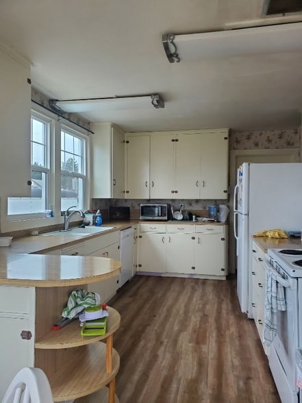 Building Photo - 555 N Broadway St