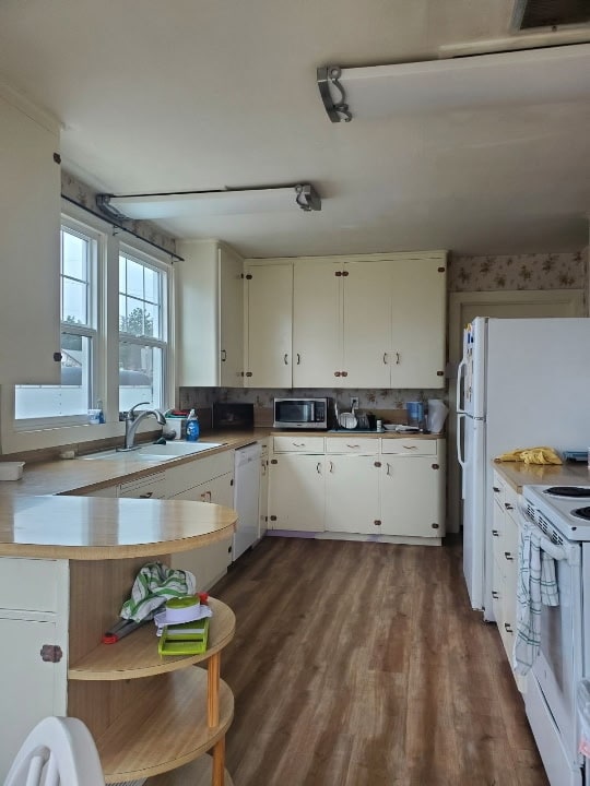 Building Photo - 555 N Broadway St