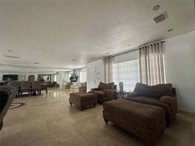 Building Photo - 2908 Bayview Dr