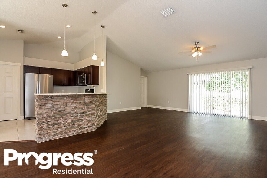 Building Photo - 925 Clearcreek Dr