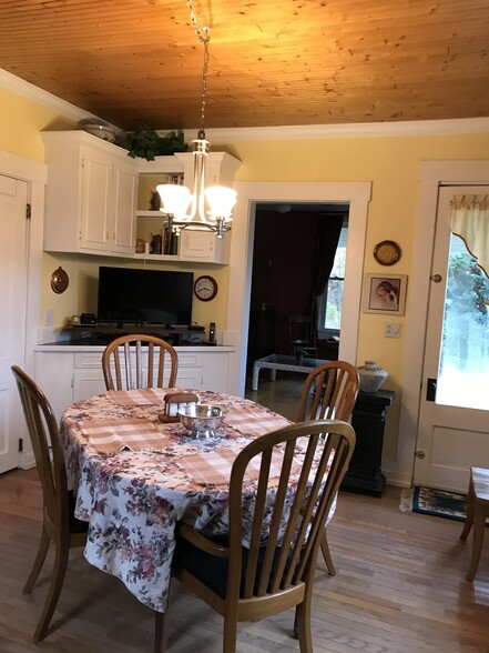 Breakfast nook - 7502 Borden Rd