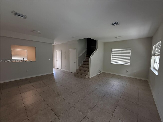 Building Photo - 11810 NE 19th Dr