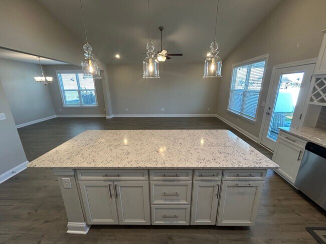 Building Photo - 585 Oyster Dr