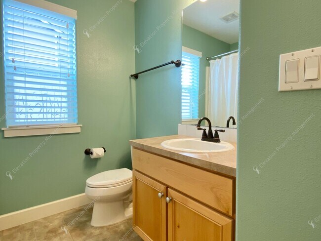 Building Photo - Single-level 3 BR-2BA Home in SE Bend
