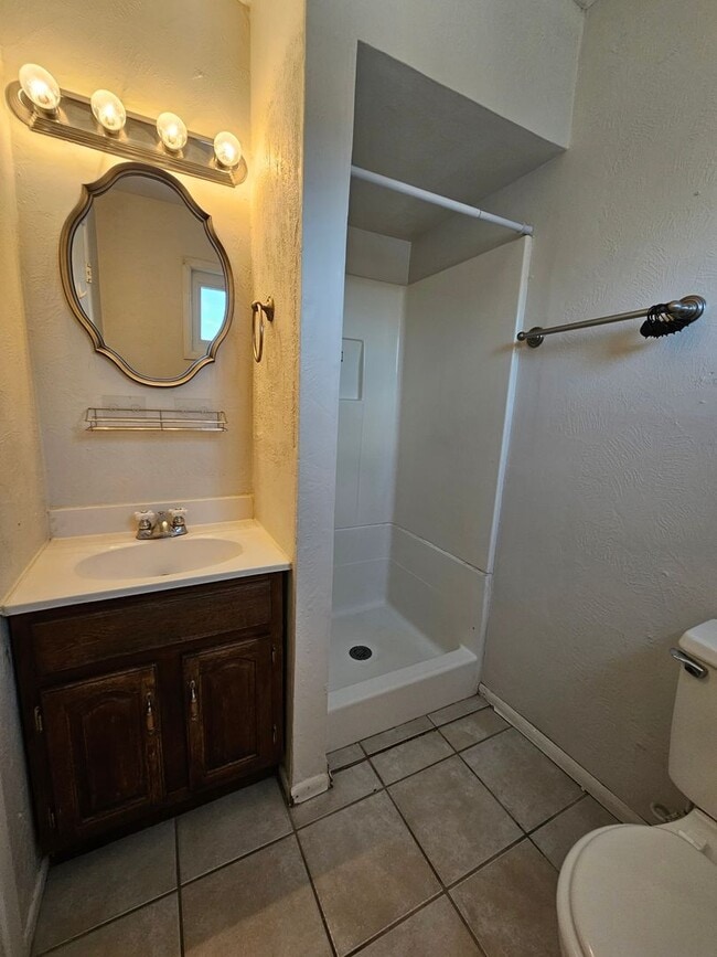 Building Photo - Beautifully maintained 3 bdrm/2 bath with ...