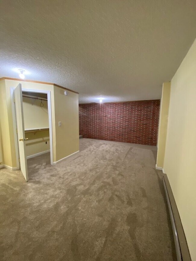 Building Photo - 3 Bedroom 2 1/2 Bathroom Townhouse- CLOSE TO MSU-