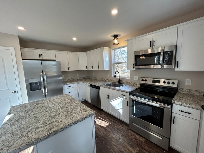 Kitchen - 612 Hillview Rd
