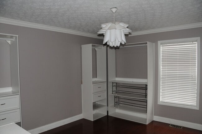 Building Photo - 4705 Athalia Dr