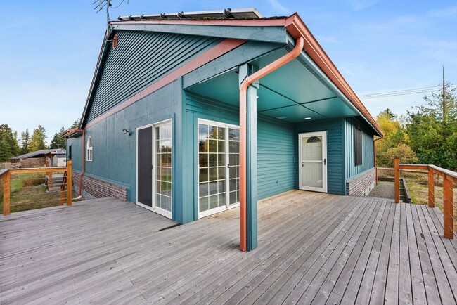 Building Photo - Yelm Country Living | 3 Bed, 3 Bath Home on 2.5 Acres | Solar Panels!