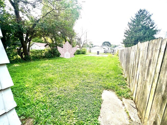 Building Photo - Warm and Welcoming 3 Bedroom 2 Bath Bungalow in a prime location!!!