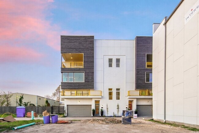 Building Photo - 1215 Hickory St