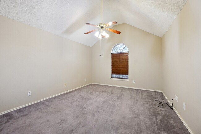 Building Photo - 2902 Hollis Dr