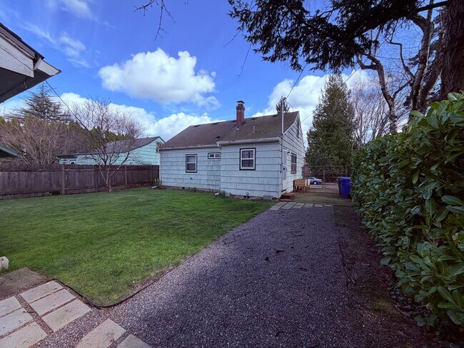 Building Photo - 3 Bedroom/1 Bath Bungalow in Woodstock neighborhood