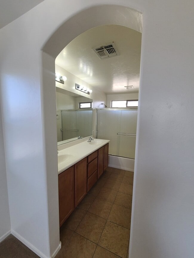 Building Photo - Beautiful 4-bedroom 3-bathroom - GREAT LOC...