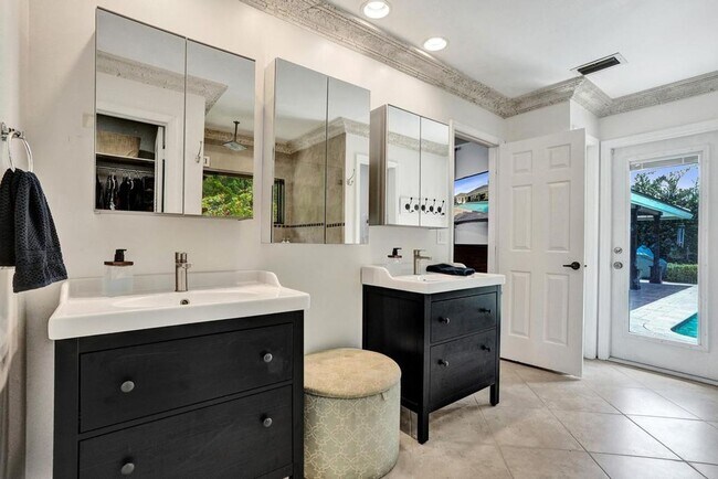 Building Photo - Boca Raton Beautifully Updated 4 Bedroom Pool Home