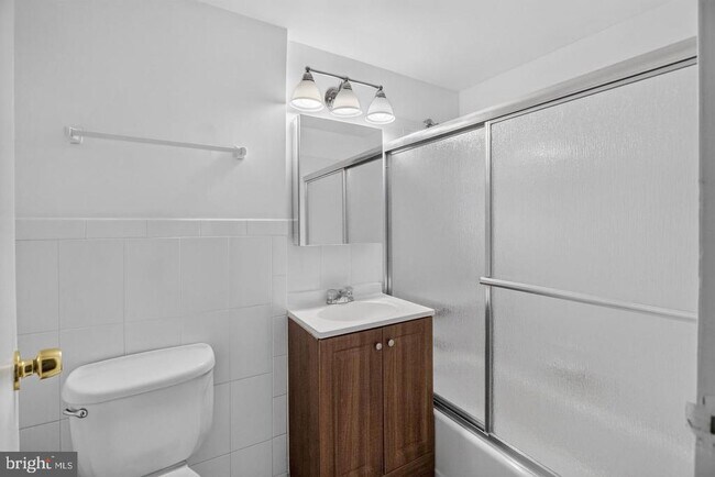 Building Photo - 7400 Lakeview Dr