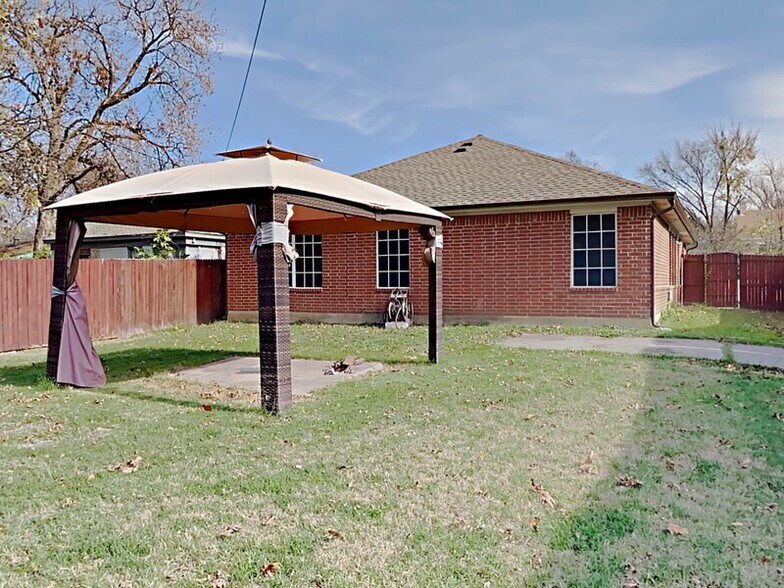 Building Photo - 3320 Stanley Ave