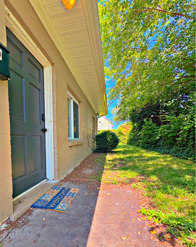 Building Photo - 1324 Hillside Ave