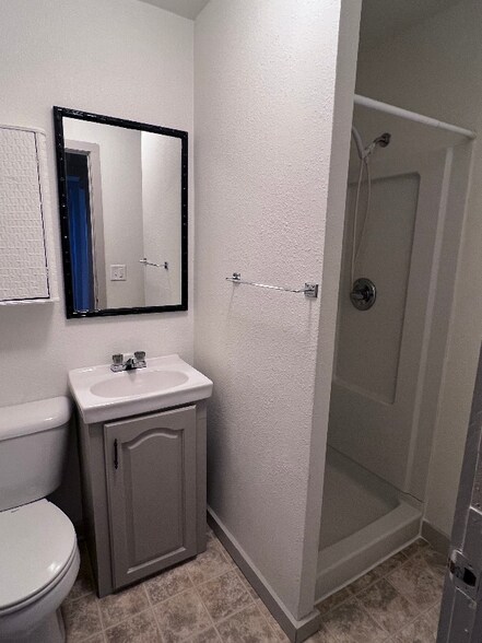 Building Photo - 105 E 12th St