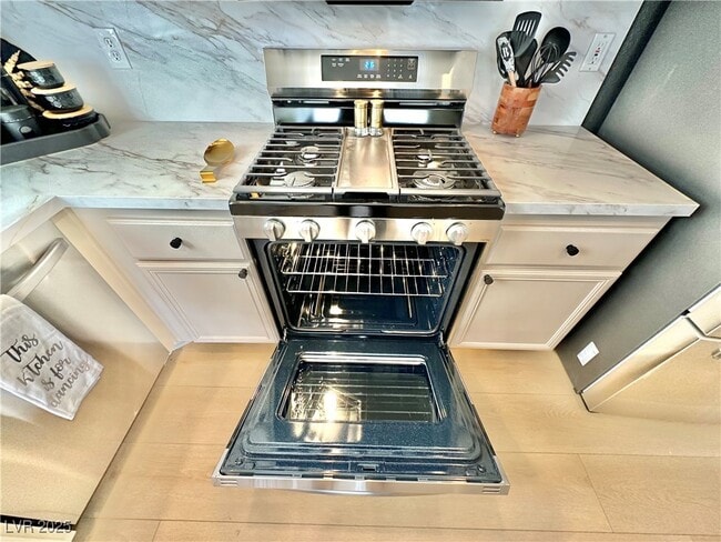 Building Photo - 10195 Queensbury Ave