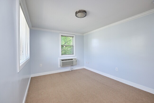 Building Photo - 2832 Hartford St SE