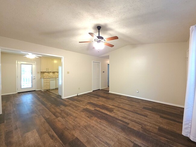 Building Photo - Welcome to this charming 3 bedroom, 2 bath...