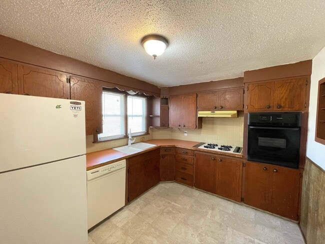 Building Photo - 2 Bed 1 Bath with 2-Car Detached Garage