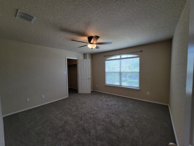 Building Photo - Charming 4 beds 2 baths in San Antonio!