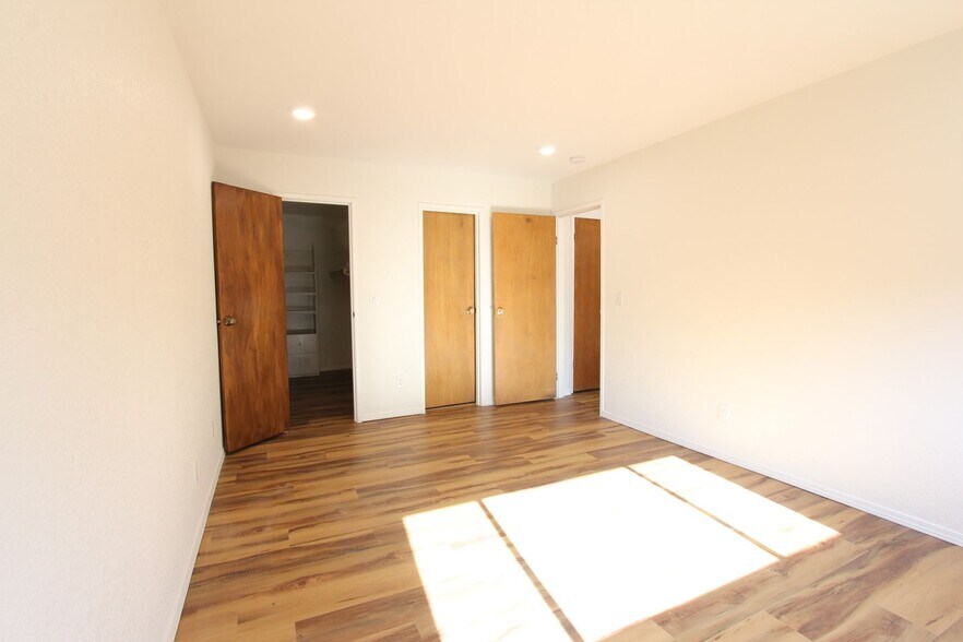 Building Photo - 600 Manhattan Dr