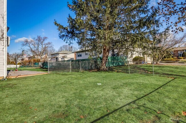 Building Photo - 23 Gramercy Dr