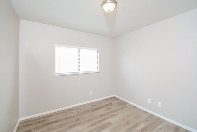 Building Photo - 11808 W Bloomfield Rd