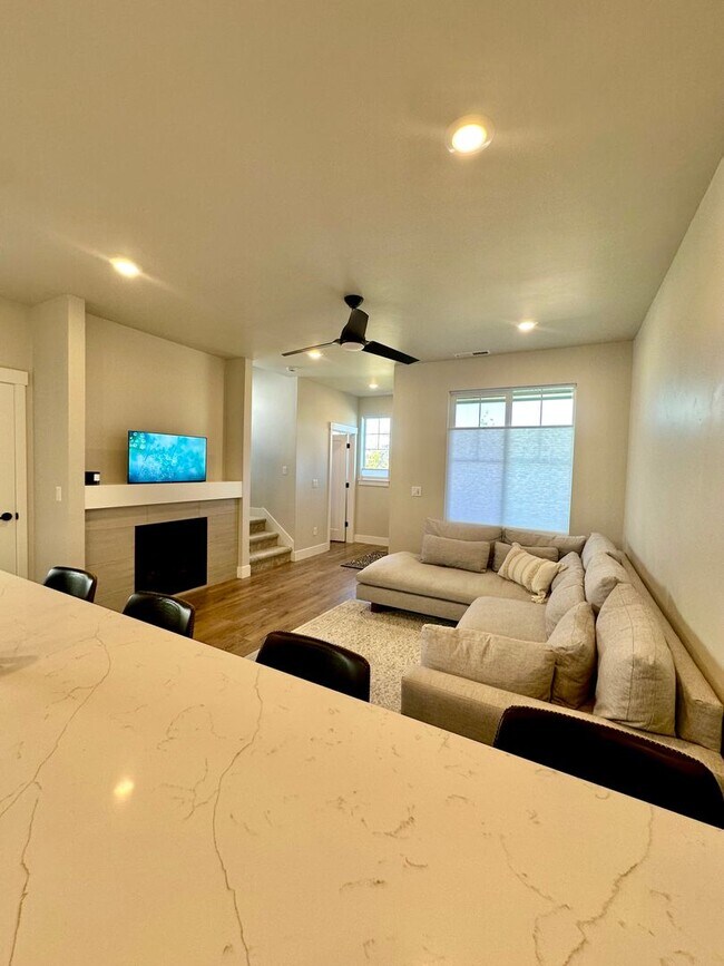 Building Photo - Beautiful 3 bdrm end unit townhome with side yard available in Petrosa.