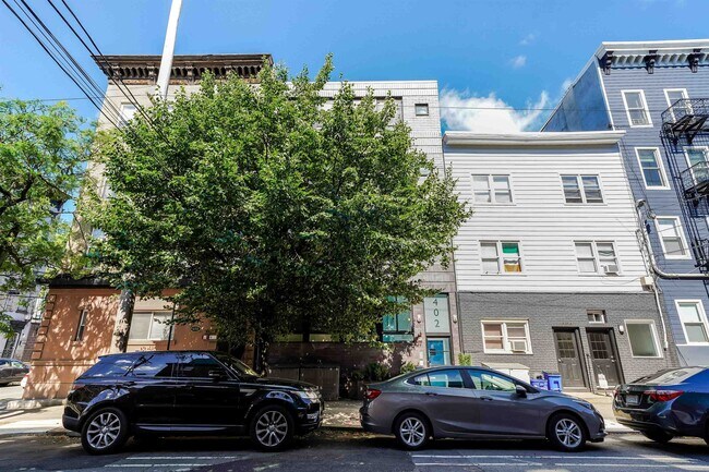 Building Photo - 402 Madison St