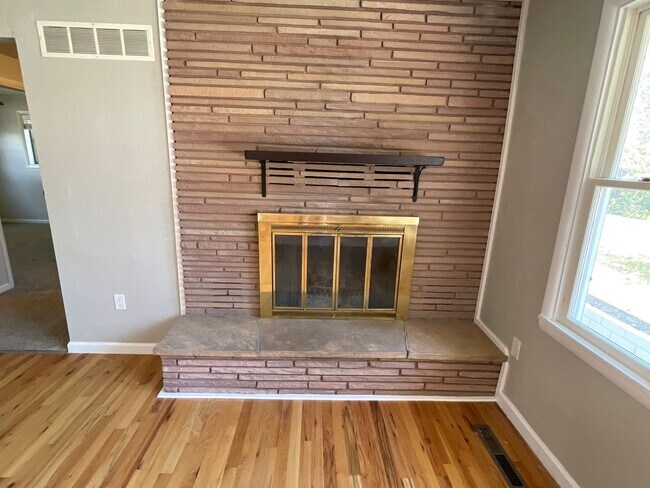 Building Photo - Cozy Mid-Century Modern on a Half Acre!