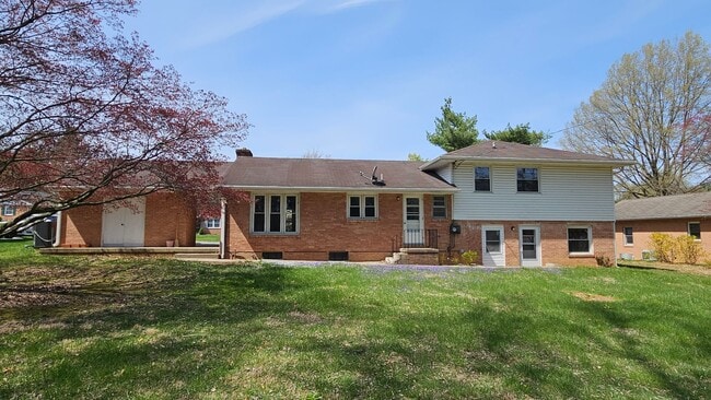 Building Photo - 4 Bedroom Single Family Home