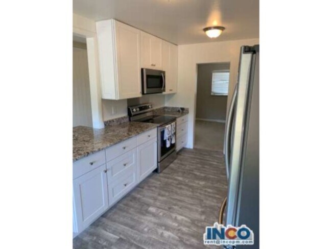 Building Photo - 4940 Lakeshore Dr