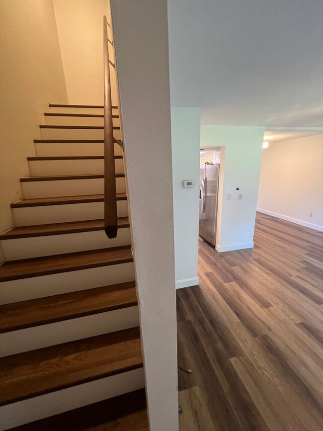 Building Photo - NEWLY 2/1.5 UPDATED Clearwater townhome/condo