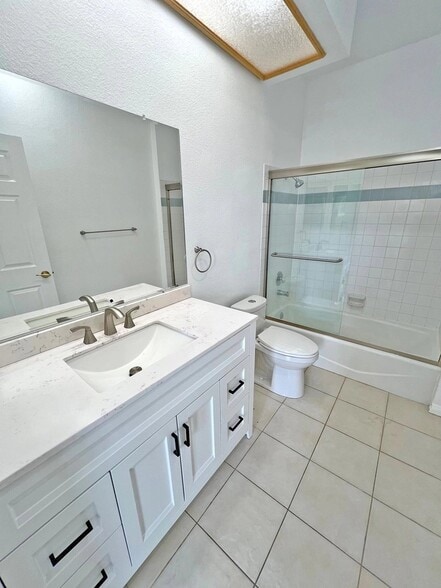 Building Photo - 15507 Moorpark St