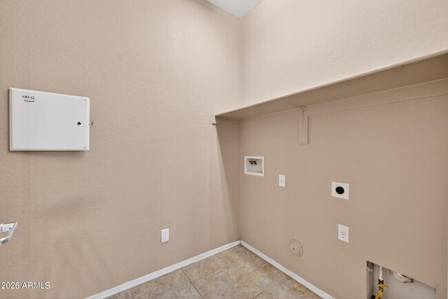Building Photo - 921 W Dana Dr