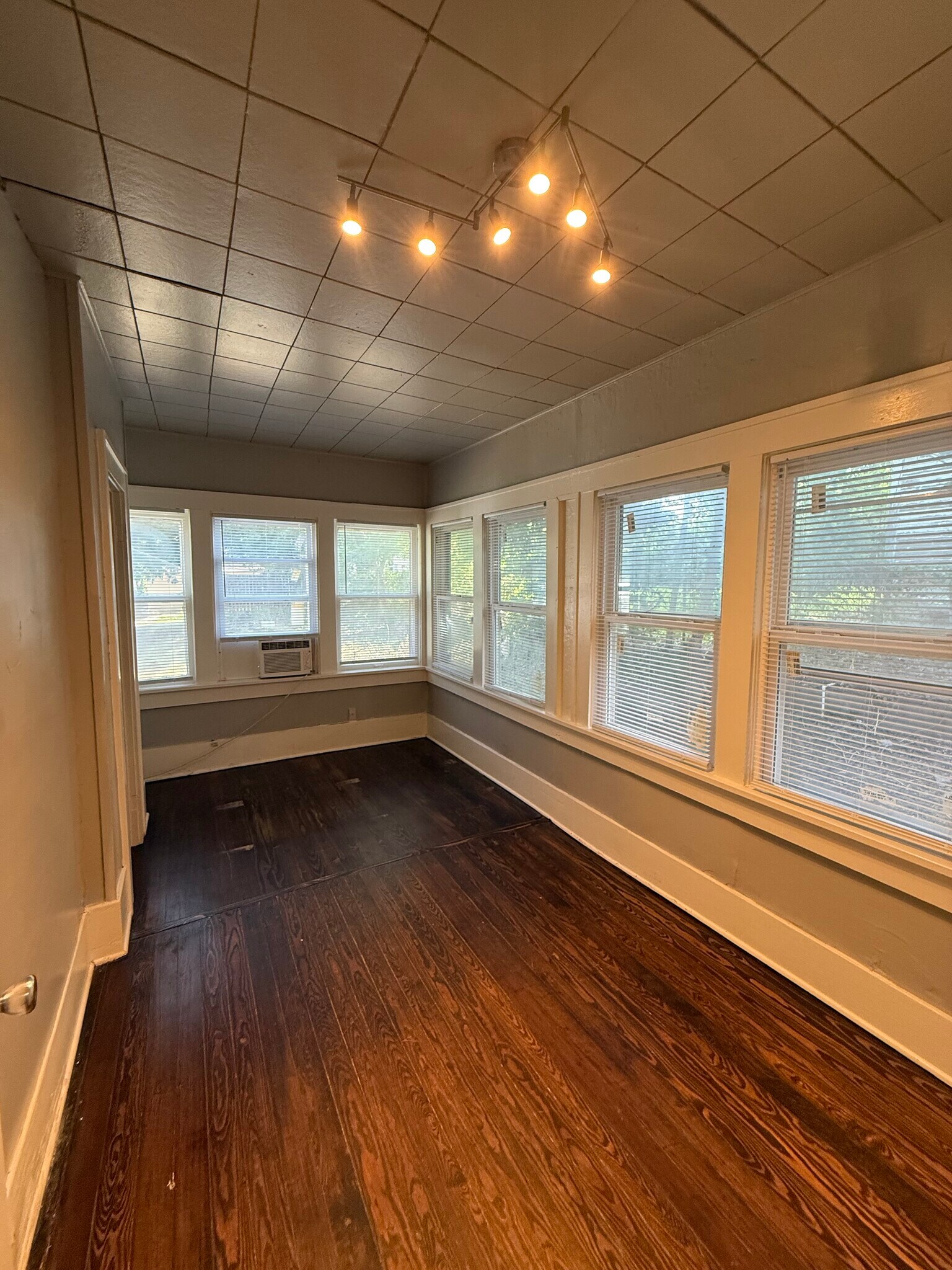 Building Photo - 1506 W Bowen Pl