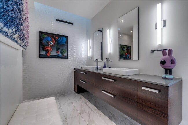 Building Photo - 2300 N Carroll Ave