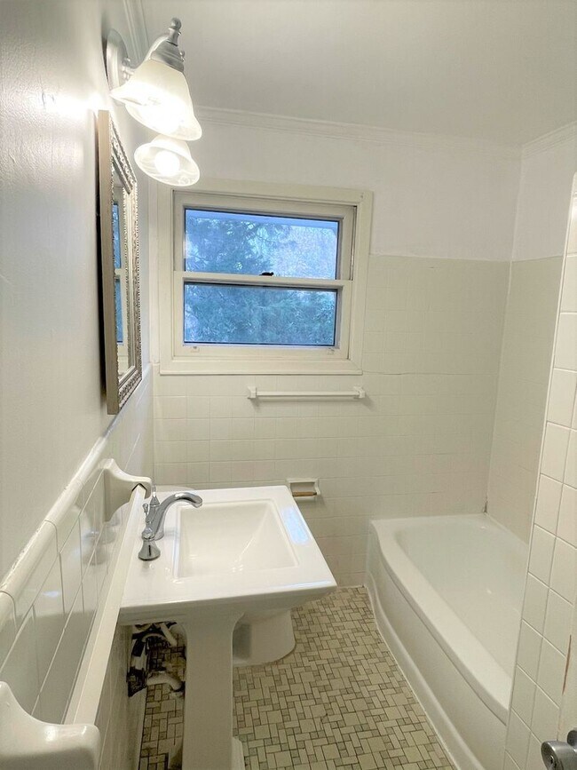 Building Photo - Large Duplex home with giant deck, parking, in quiet neighborhood, Available in June