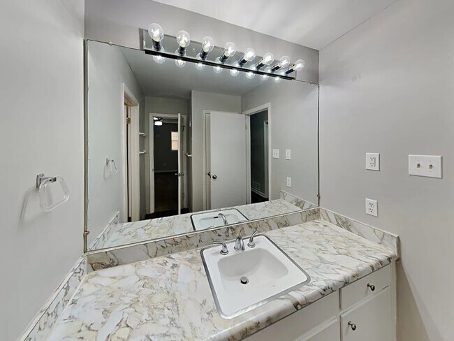 Building Photo - 3668 Scarlet Dr